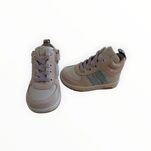 Pierrot Outlet beige suède en leren kindersneakers met glitterrand, vetersluiting en ritssluiting.