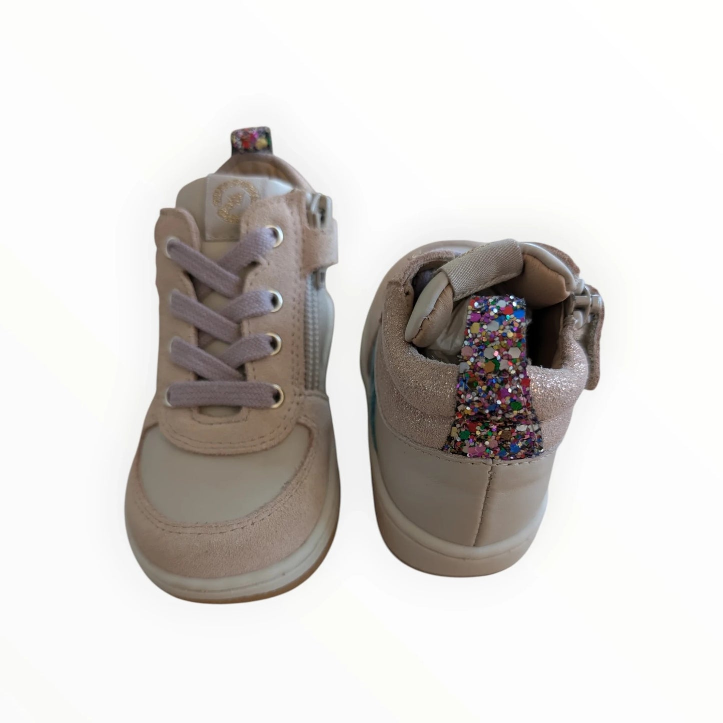 Pierrot Outlet kindersneakers in beige met suède en leer, glitterrand achter en ritssluiting.