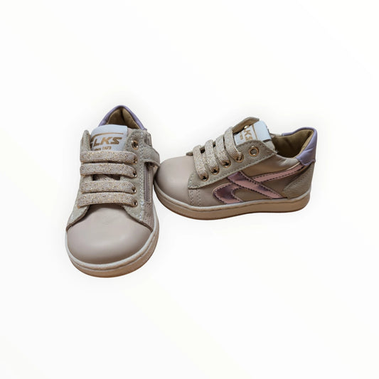 Pierrot Outlet beige leren en suède kindersneakers met glitter veters, rits en metallic roze/paarse accenten.