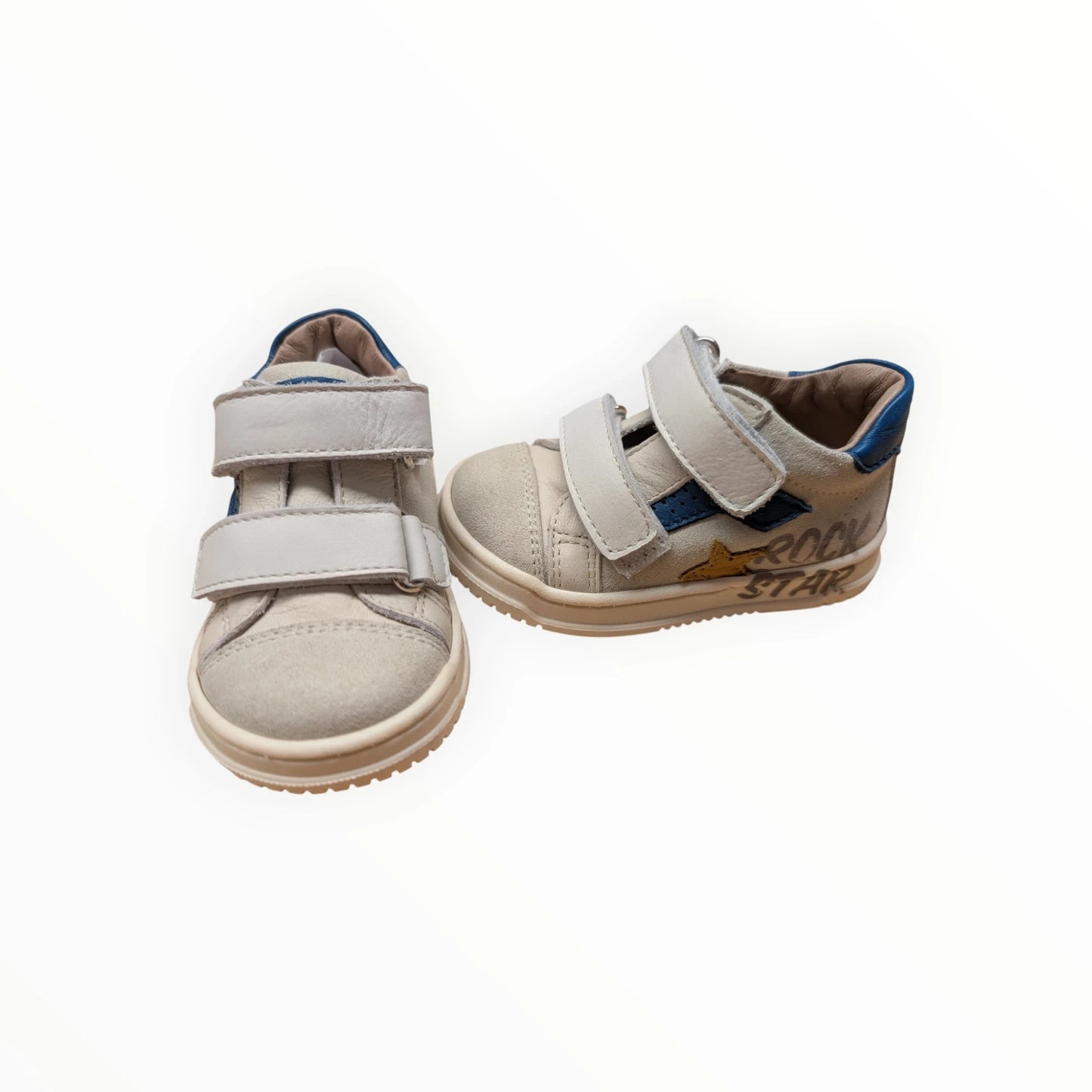 Pierrot Outlet beige leren en suède kindersneakers met dubbele klittenbandsluiting en 'Rock Star' sterprint.