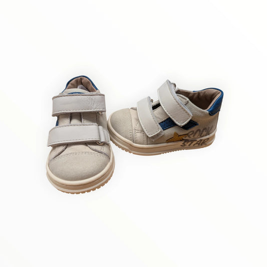 Pierrot Outlet beige leren en suède kindersneakers met dubbele klittenbandsluiting en 'Rock Star' sterprint.