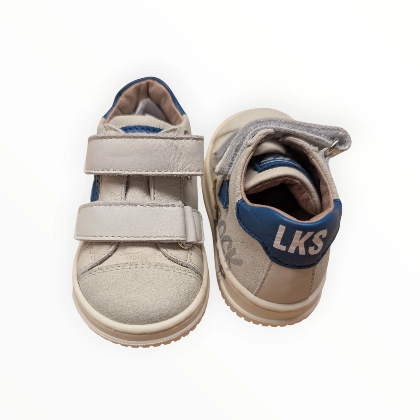 Pierrot Outlet beige leren en suède kindersneakers met dubbele klittenbandsluiting en blauwe sterrenprint.