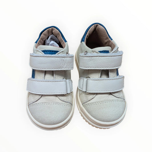 Pierrot Outlet beige leren en suède kindersneakers met dubbele klittenbandsluiting en blauwe accenten.