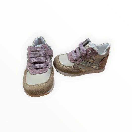 Pierrot Outlet kindersneakers met veters en klittenbandsluiting in beige, crème en roze met glitteraccenten.
