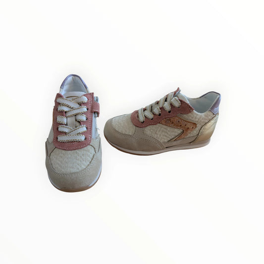 Pierrot Outlet kindersneakers met veters en rits in beige, roze en goud. Gemaakt van textiel en suède met glitterdetails.