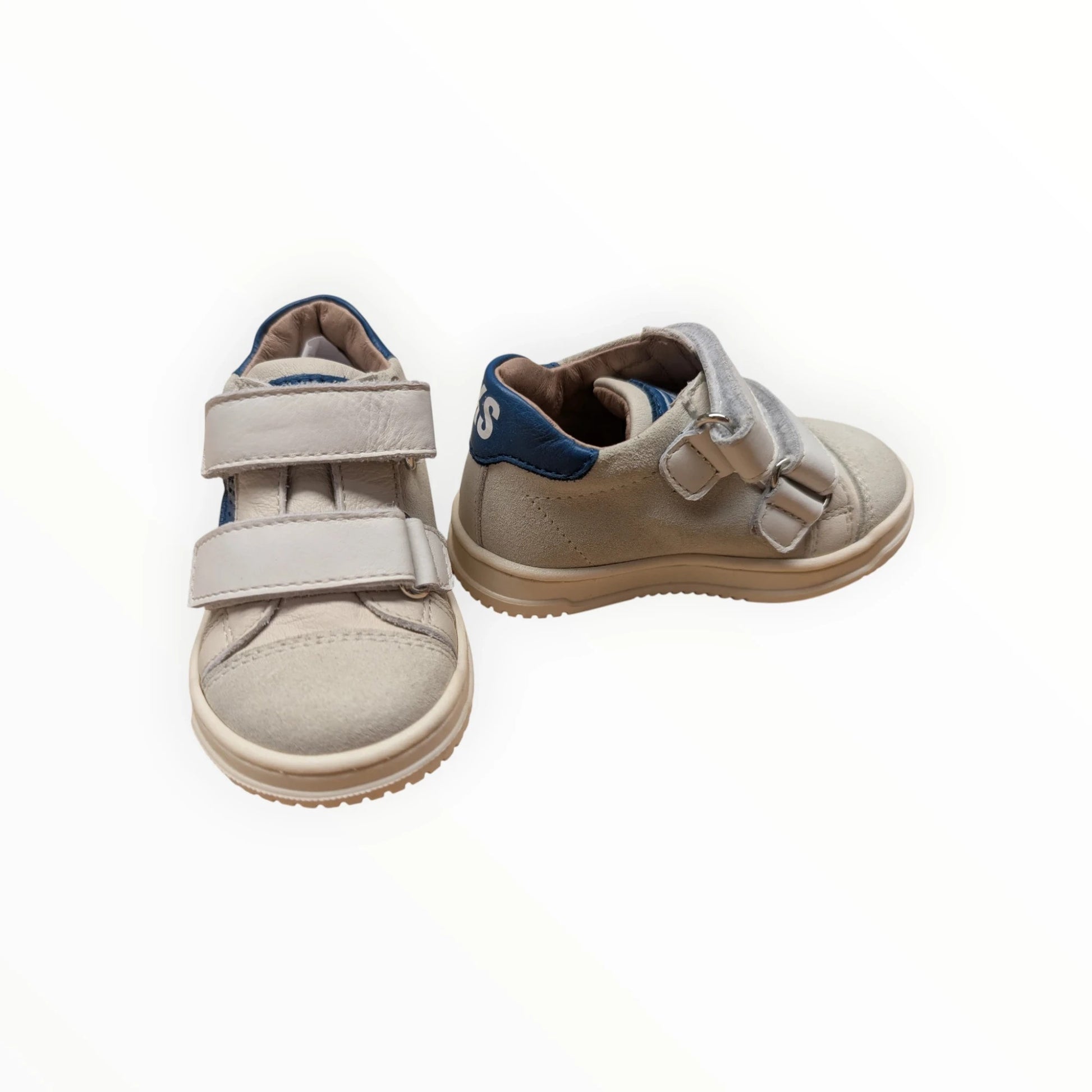 Pierrot Outlet beige suède en leren kindersneakers met dubbele klittenbandsluiting en blauwe sterprint.