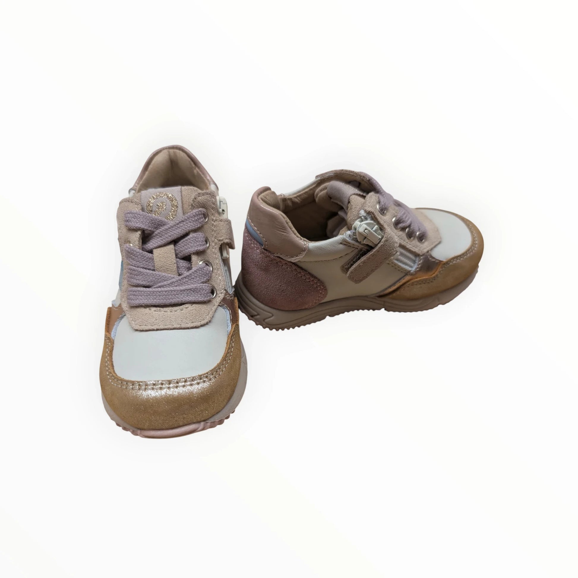 Pierrot Outlet kindersneakers van suède en leer in beige met gouden en pastelkleurige accenten. Met veters en rits.