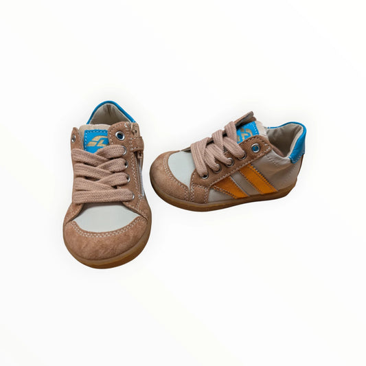 Pierrot Outlet kindersneakers van suède en leer in beige met oranje strepen en blauwe voering. Met veters en rits.