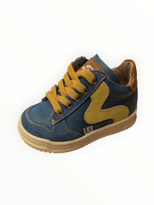 Pierrot Outlet kindersneakers van blauw leer en suède met gele accenten, veters en rits. Comfortabel en stevig.