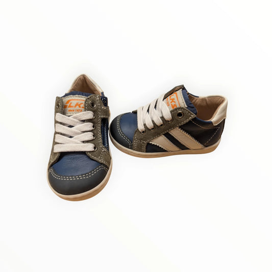 Pierrot Outlet marineblauwe leren en suède kindersneakers met veters, rits en contrasterende strepen.