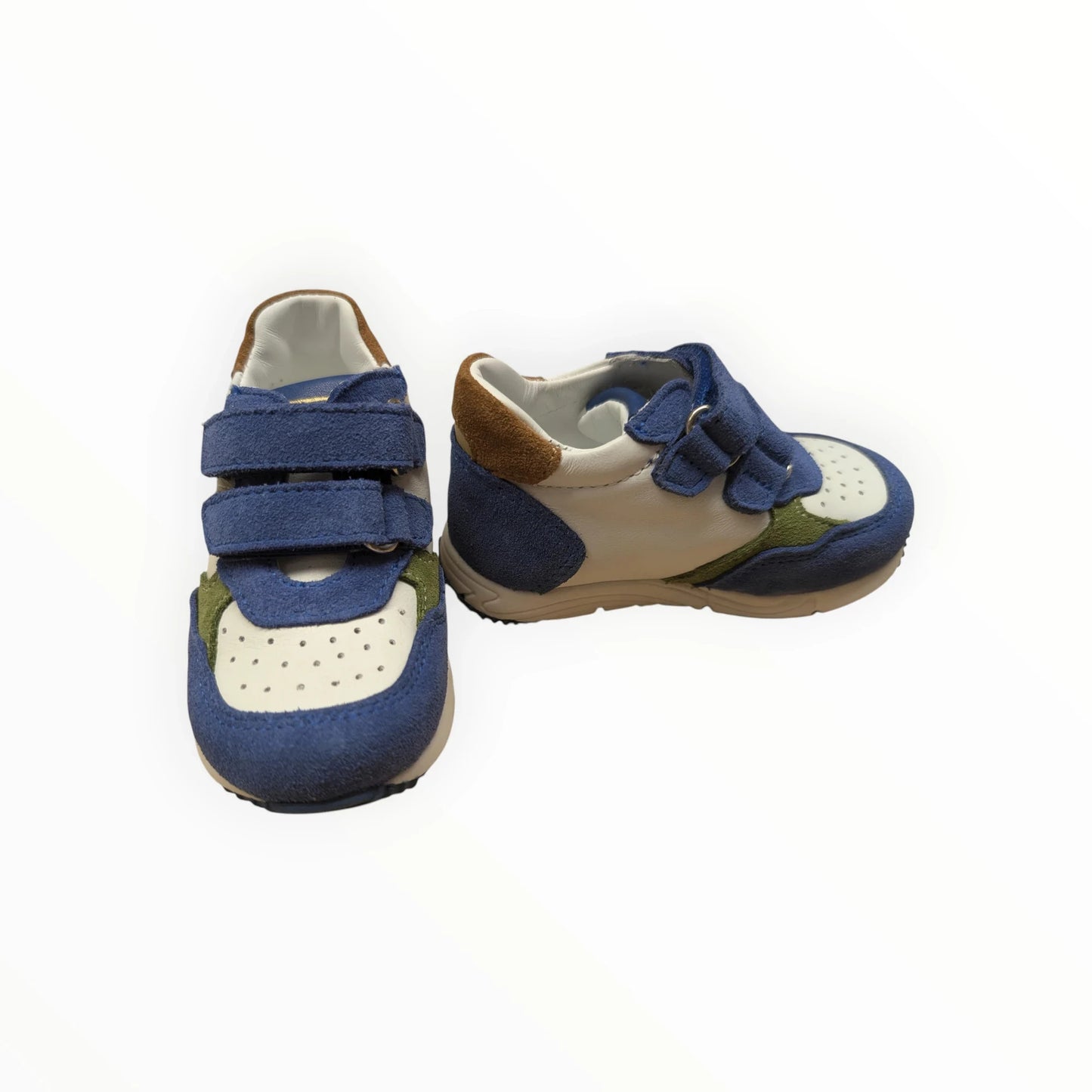 Pierrot Outlet kindersneakers met klittenbandsluiting in blauw, wit, groen en bruin, van leer en suède met perforaties.