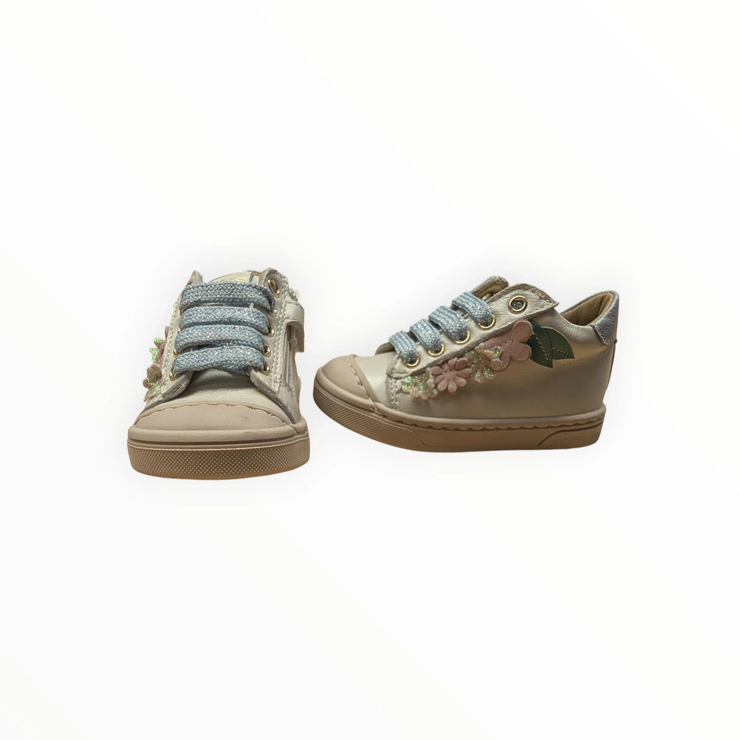 Pierrot Outlet kindersneakers in crèmekleurig leer met bloemenapplicaties en lichtblauwe veters. Met ritssluiting.