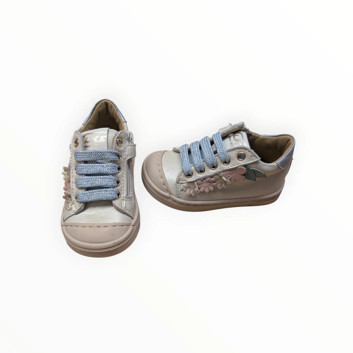 Pierrot Outlet kindersneakers in crèmekleurig leer met bloemenapplicaties en lichtblauwe veters. Met ritssluiting.