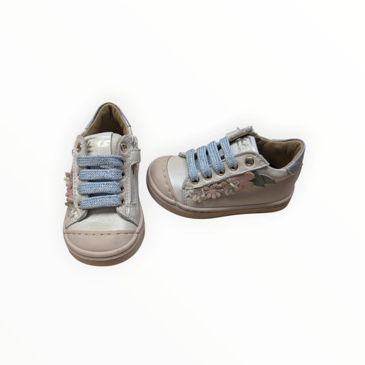 Pierrot Outlet kindersneakers in crèmekleurig leer met bloemenapplicaties en lichtblauwe veters. Met ritssluiting.