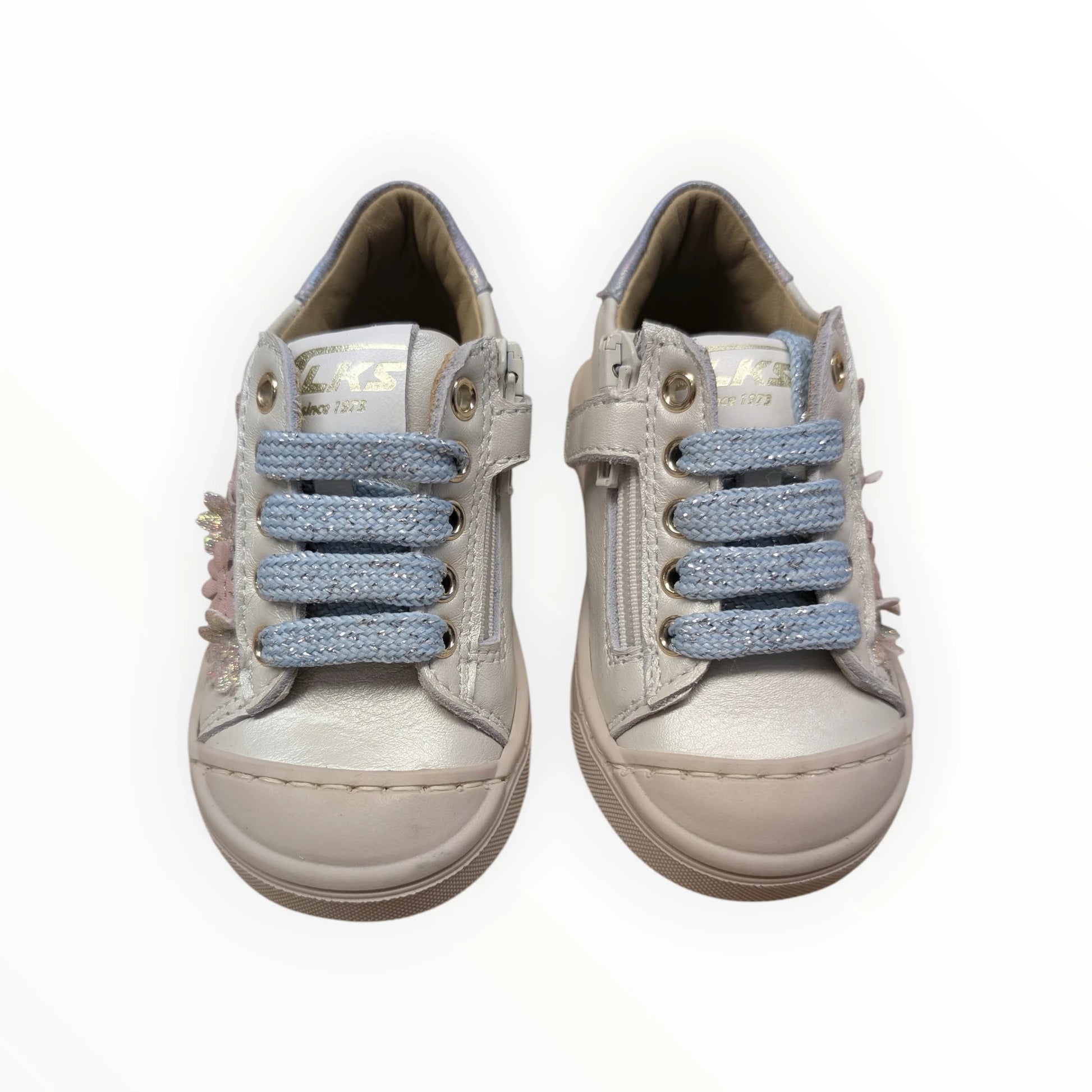 Pierrot Outlet crèmekleurige kindersneakers met bloemenapplicaties, lichtblauwe veters en ritssluiting. Gemaakt van leer.