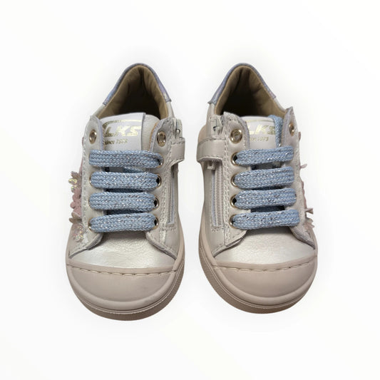 Pierrot Outlet crèmekleurige kindersneakers met bloemenapplicaties, lichtblauwe veters en ritssluiting. Gemaakt van leer.