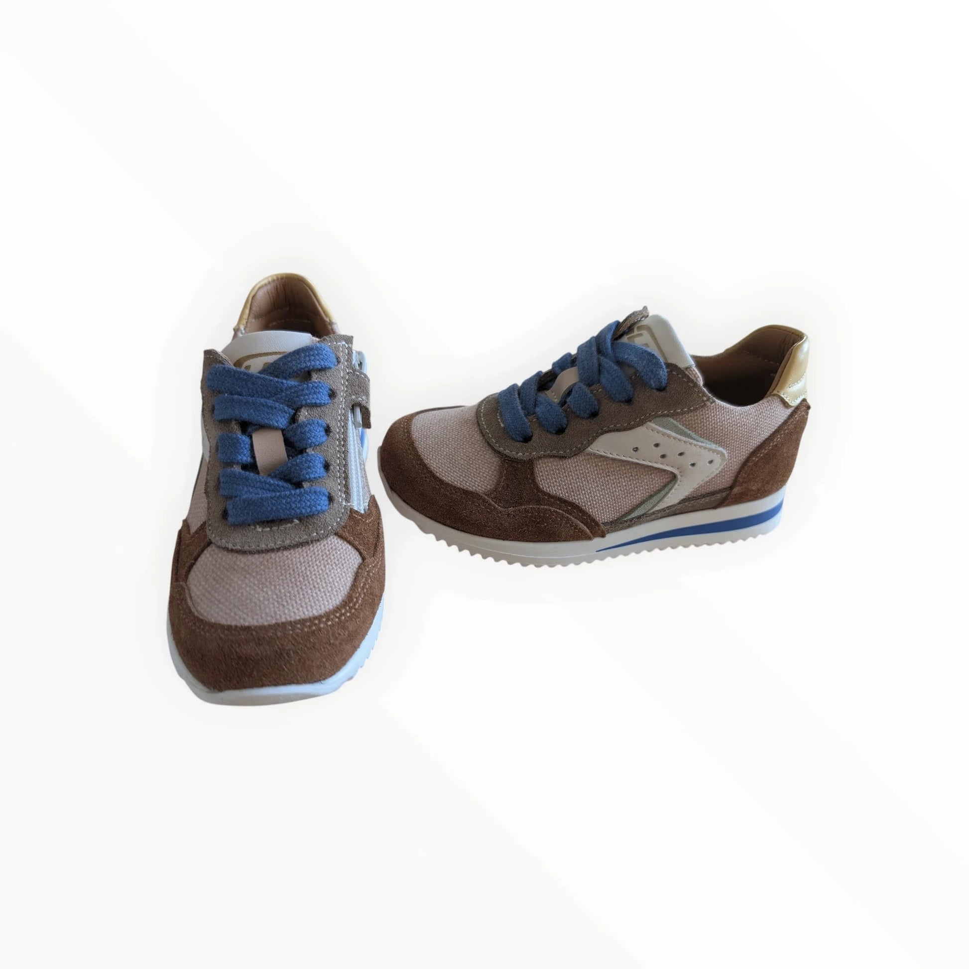 Pierrot Outlet kindersneakers van suède en textiel in bruin en beige met blauwe veters en rits.