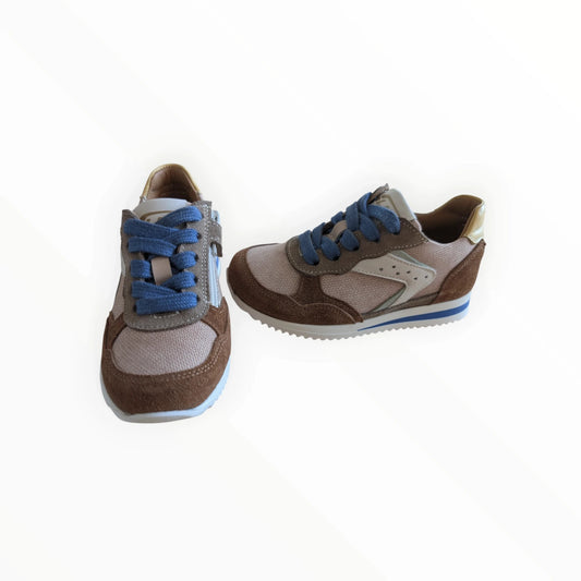 Pierrot Outlet kindersneakers van suède en textiel in bruin en beige met blauwe veters en rits.
