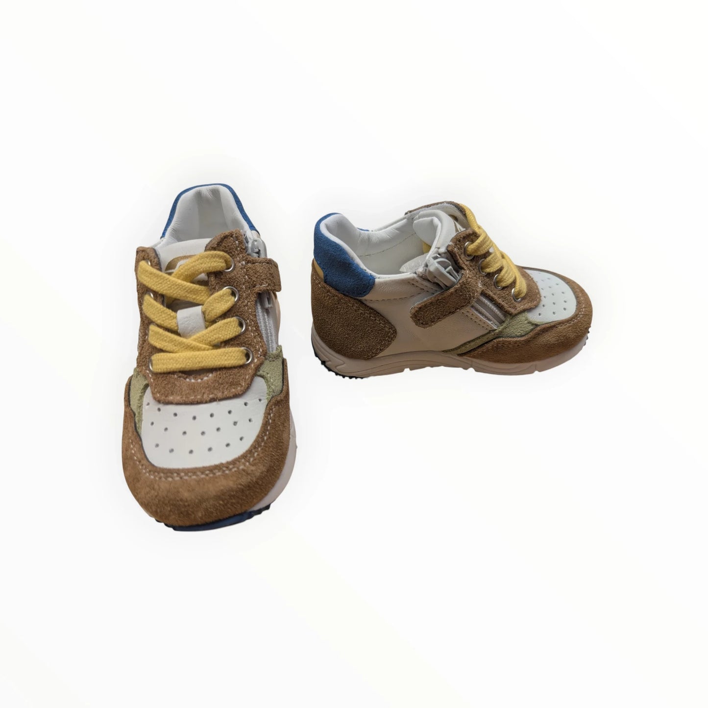 Pierrot Outlet kindersneakers in bruin, beige en blauw met gele veters en rits. Suède en textiel.