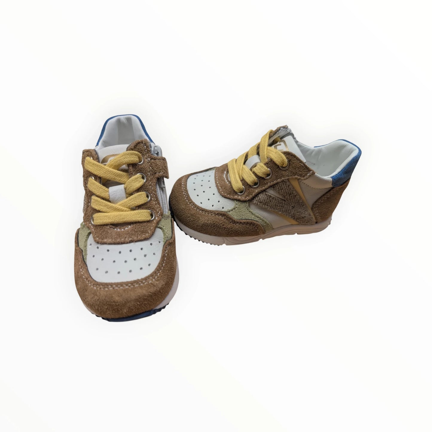 Pierrot Outlet kindersneakers met veters en rits in bruin, beige, groen en blauw. Gemaakt van suède en textiel met perforaties.