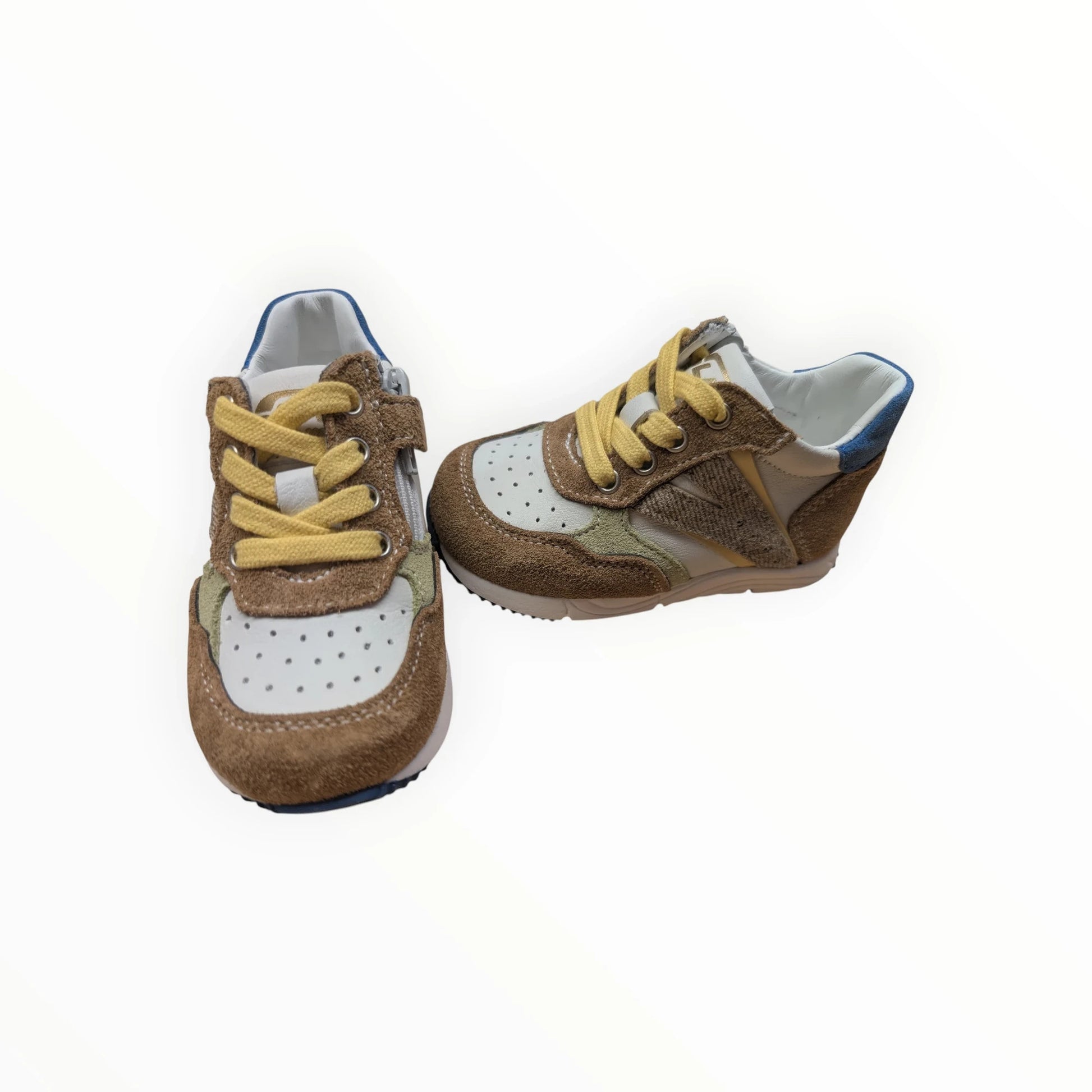 Pierrot Outlet kindersneakers met veters en rits in bruin, beige, groen en blauw. Gemaakt van suède en textiel met perforaties.