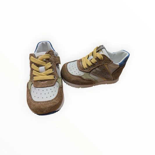 Pierrot Outlet kindersneakers met veters en rits in bruin, beige, groen en blauw. Gemaakt van suède en textiel met perforaties.