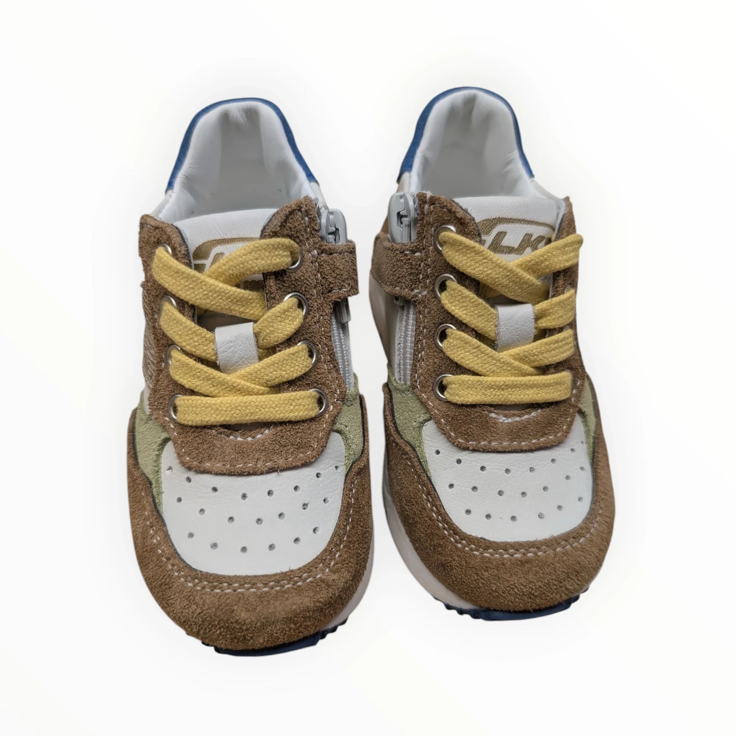 Pierrot Outlet kindersneakers met veters en rits, bruin/beige suède en textiel, met gele veters en perforaties.