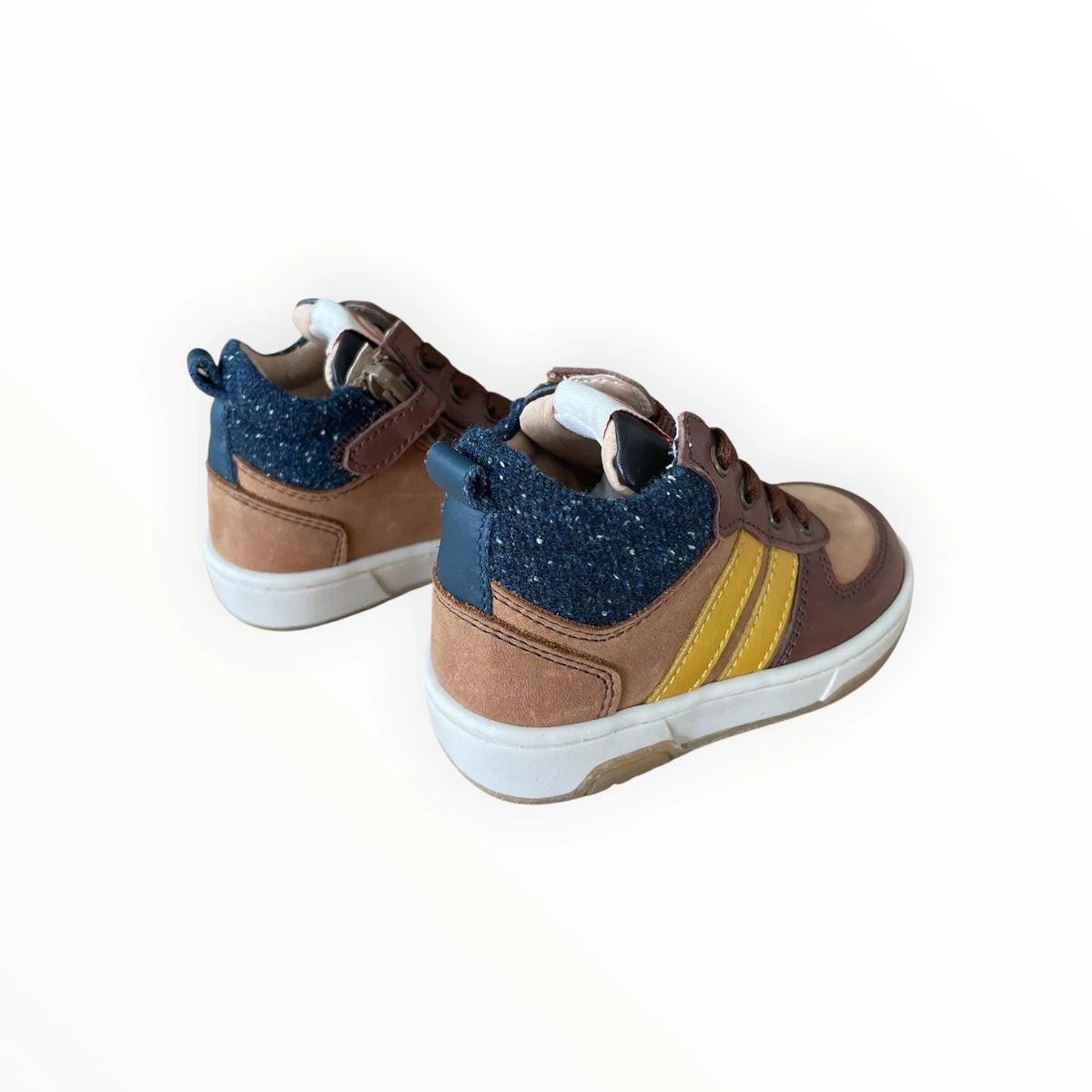 Pierrot Outlet kindersneakers in bruin, okergeel en donkerblauw met veters, rits en stevige witte zool