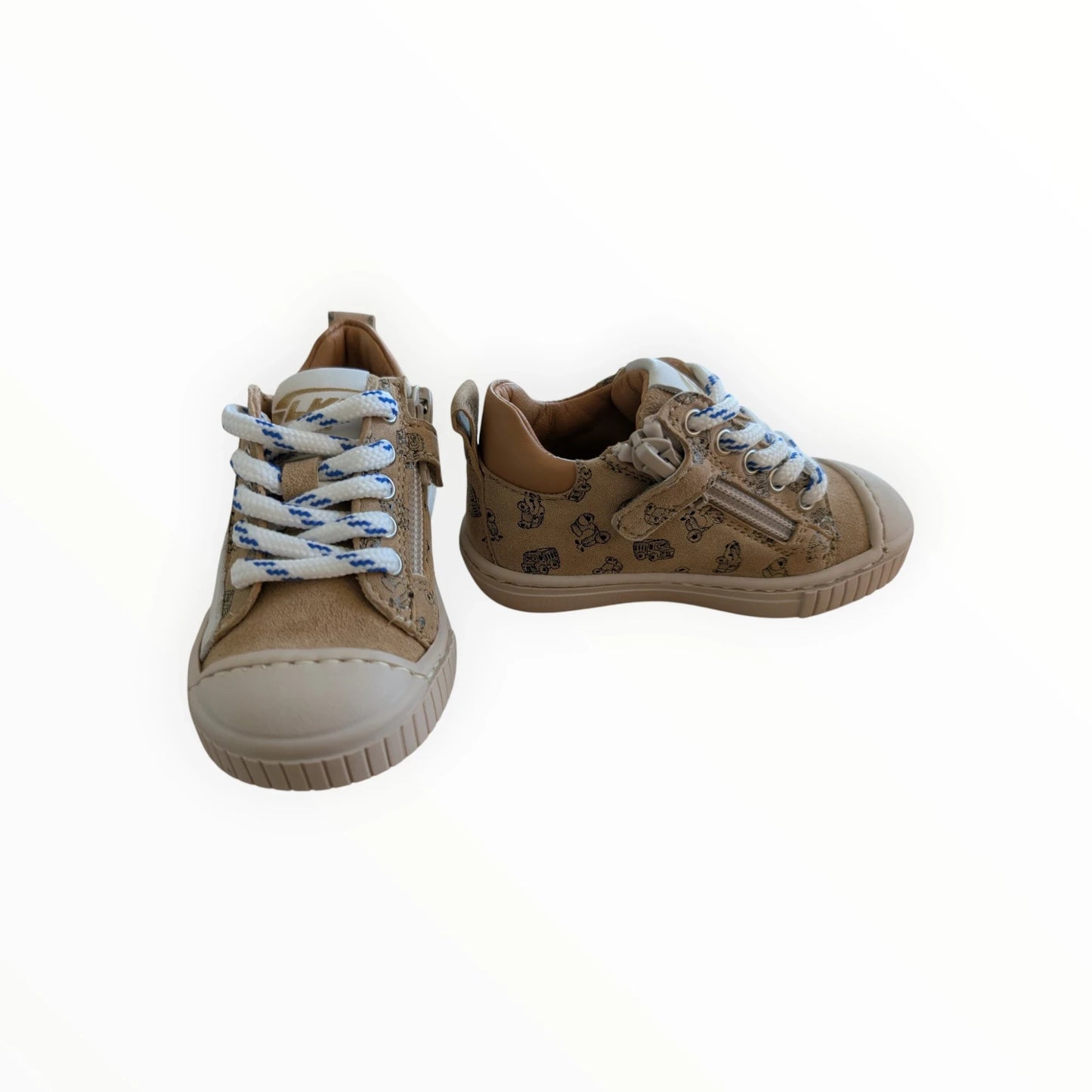 Pierrot Outlet kindersneakers in bruin suède en leer met voertuigprint, veters en rits. Rubberen neus en zool.