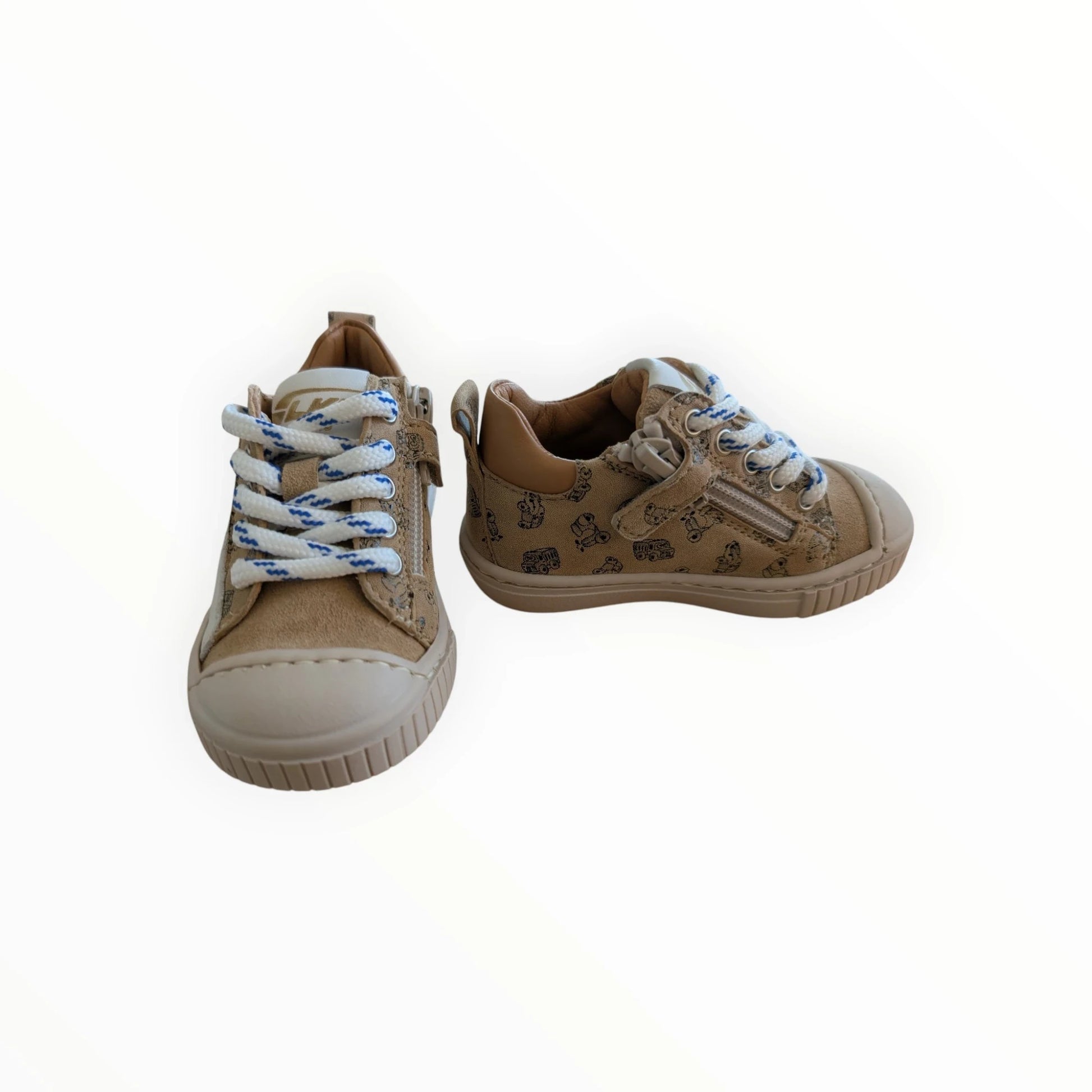 Pierrot Outlet kindersneakers in bruin suède en leer met voertuigprint, veters en rits. Rubberen neus en zool.