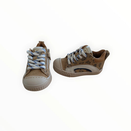 Pierrot Outlet kindersneakers in bruin suède en leer met voertuigprint, veters en rits