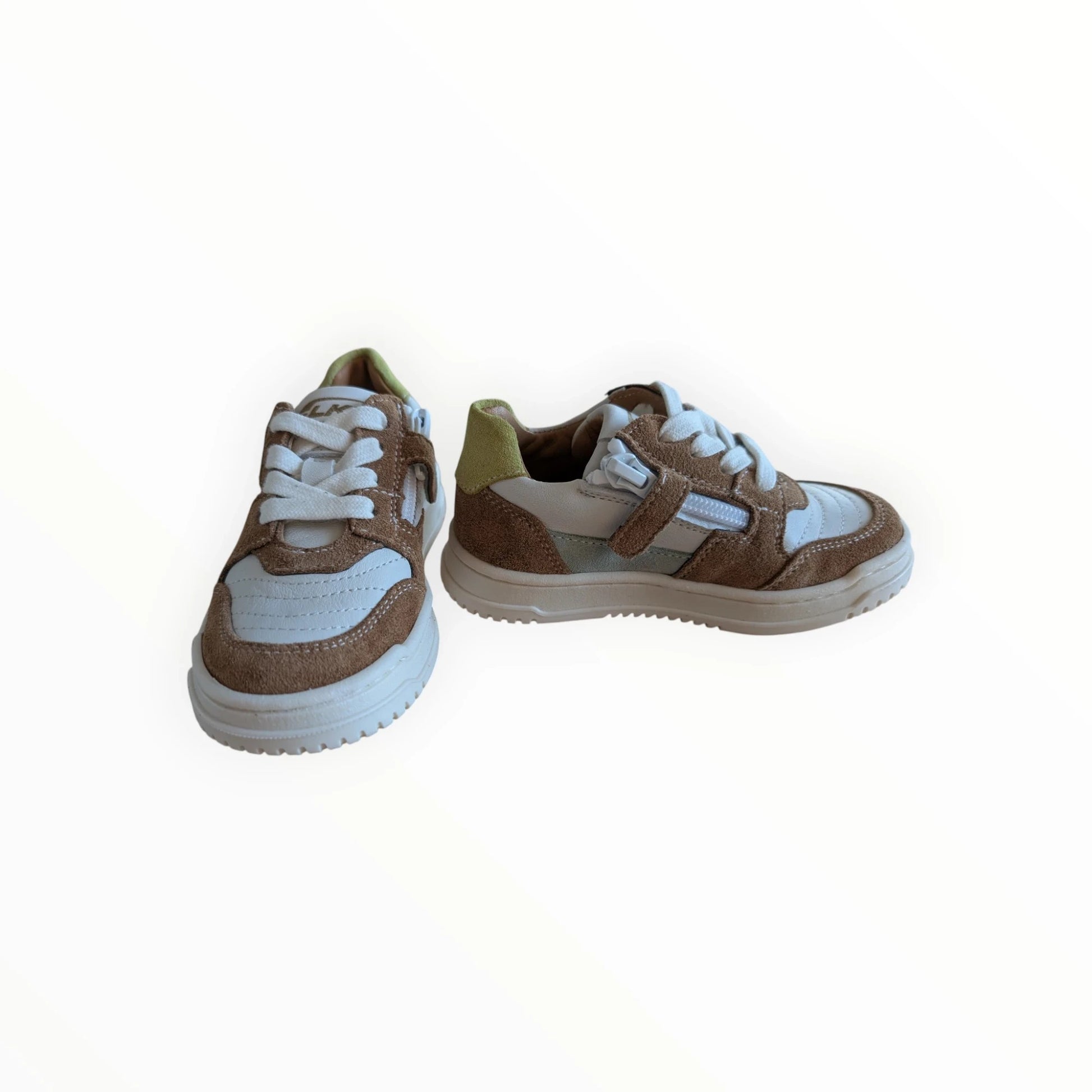 Pierrot Outlet kindersneakers van bruin suède en wit leer met rits en veters. Comfortabele schoenen voor dagelijks gebruik.