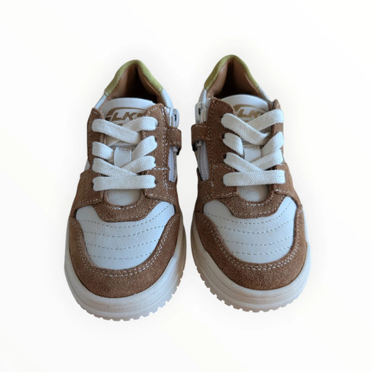 Pierrot Outlet kindersneakers van bruin suède en wit leer met veters en rits. Comfortabel en stijlvol.