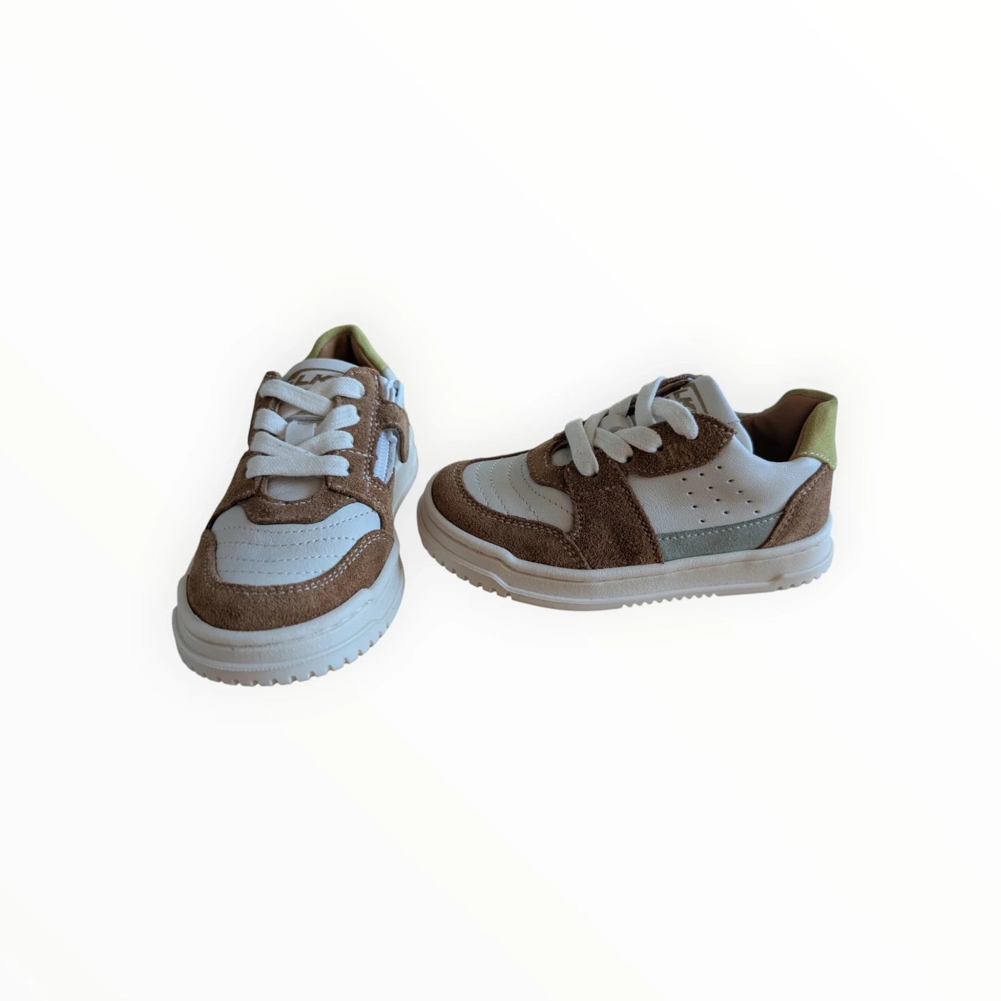 Pierrot Outlet kindersneakers van bruin suède en wit leer met rits en veters. Comfortabele en stijlvolle schoenen voor dagelijks gebruik.