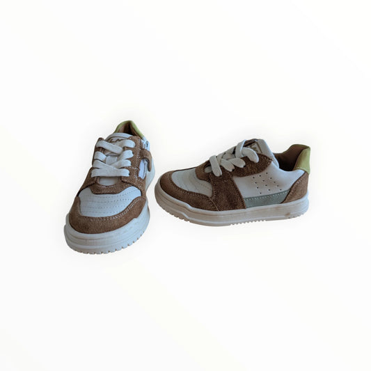 Pierrot Outlet kindersneakers van bruin suède en wit leer met rits en veters. Comfortabele en stijlvolle schoenen voor dagelijks gebruik.