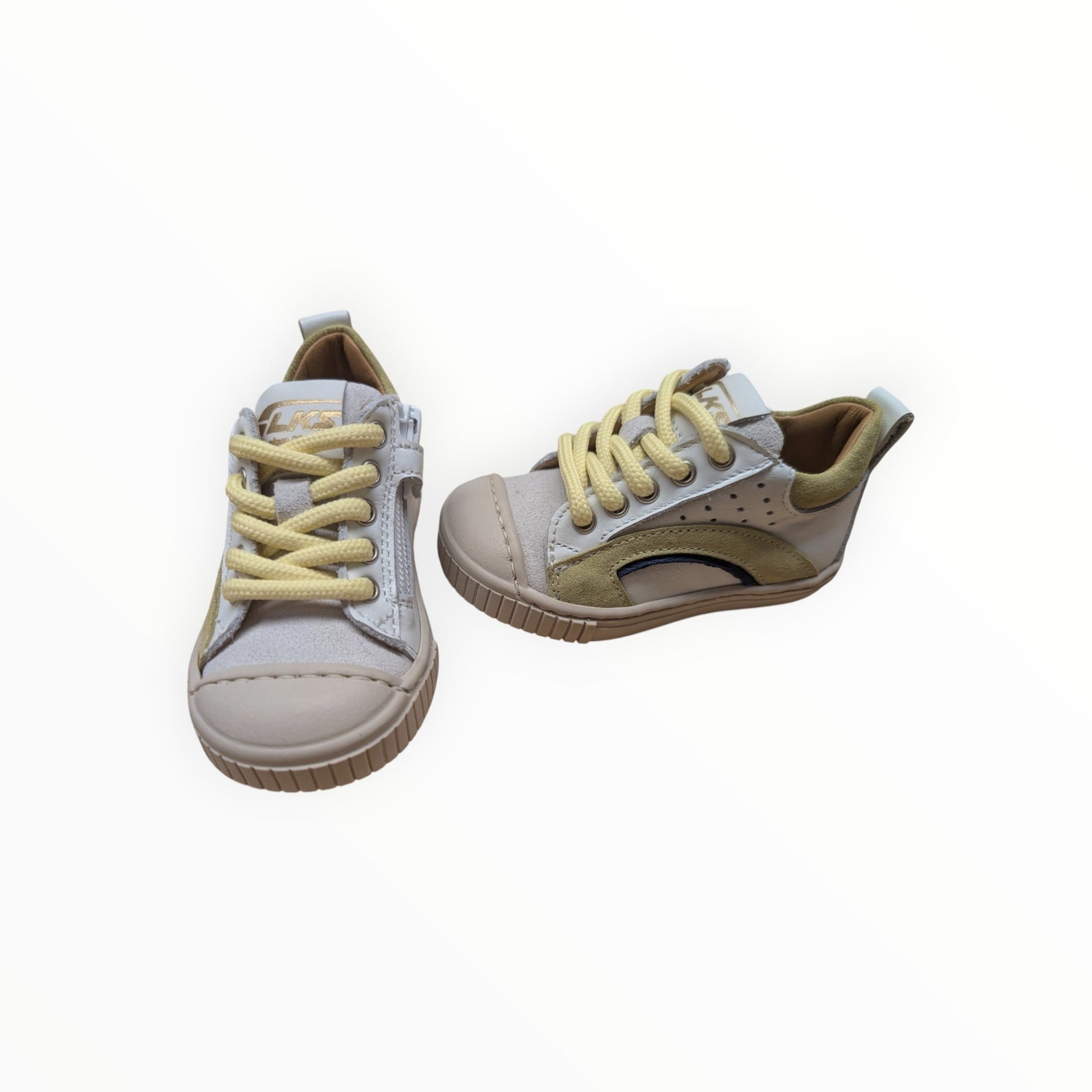 Pierrot Outlet kindersneakers in crème met beige en gele veters, leer en textiel, met rits en vetersluiting.
