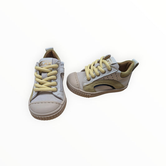 Pierrot Outlet kindersneakers in crème met beige en gele veters, leer en textiel, met rits en vetersluiting.