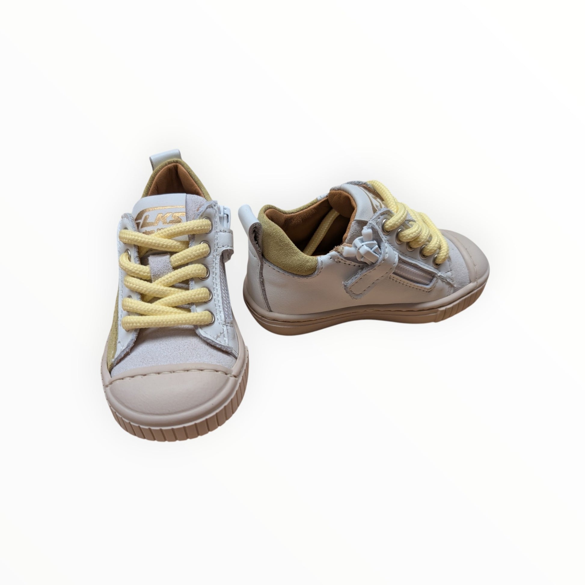 Pierrot Outlet kindersneakers in crème met beige en gele veters, leer en textiel, met rits en vetersluiting.