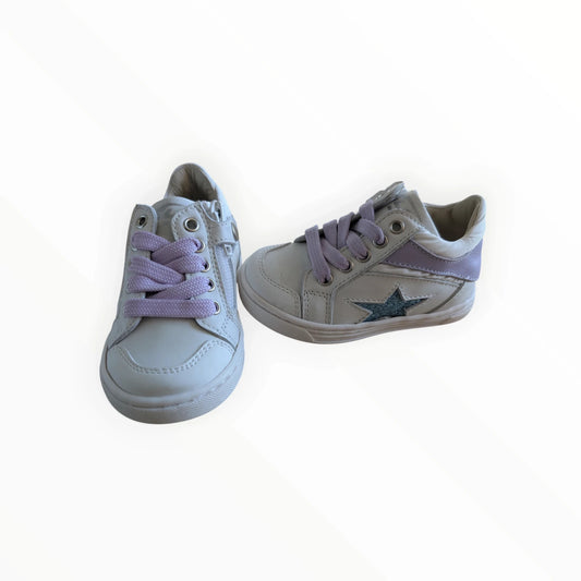 Pierrot Outlet kindersneakers in crème met paarse veters, rits en glitterster.