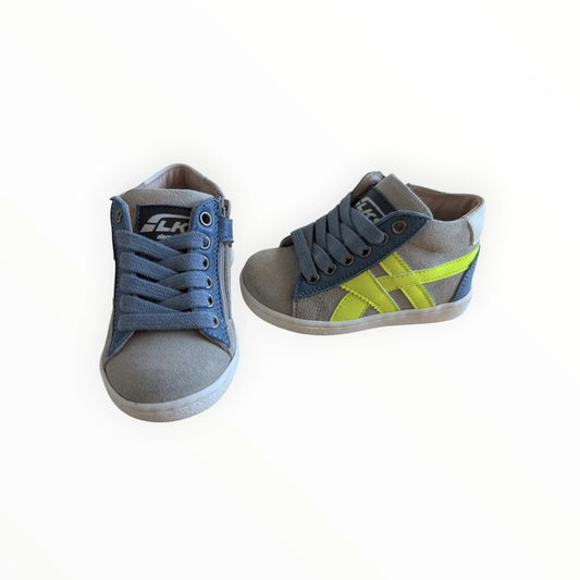 Pierrot Outlet kindersneakers van grijs en blauw suède met limegroene accenten, veters en rits.