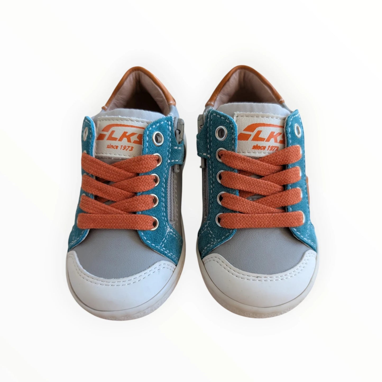 Pierrot Outlet kindersneakers met veters en rits in grijs, blauw en oranje. Gemaakt van leer en textiel.