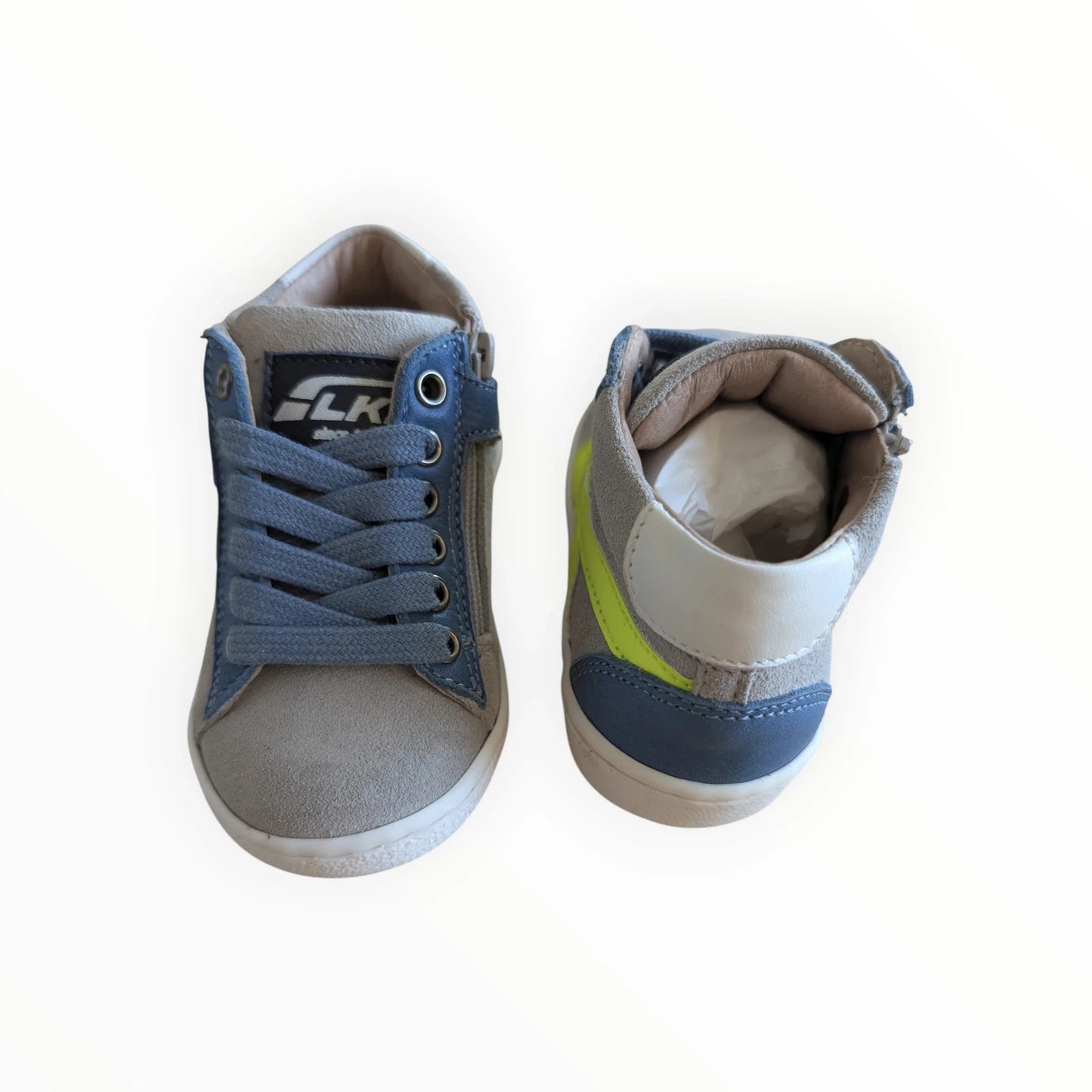 Pierrot Outlet kindersneakers van grijs en blauw suède met limegroene accenten, veters en rits.