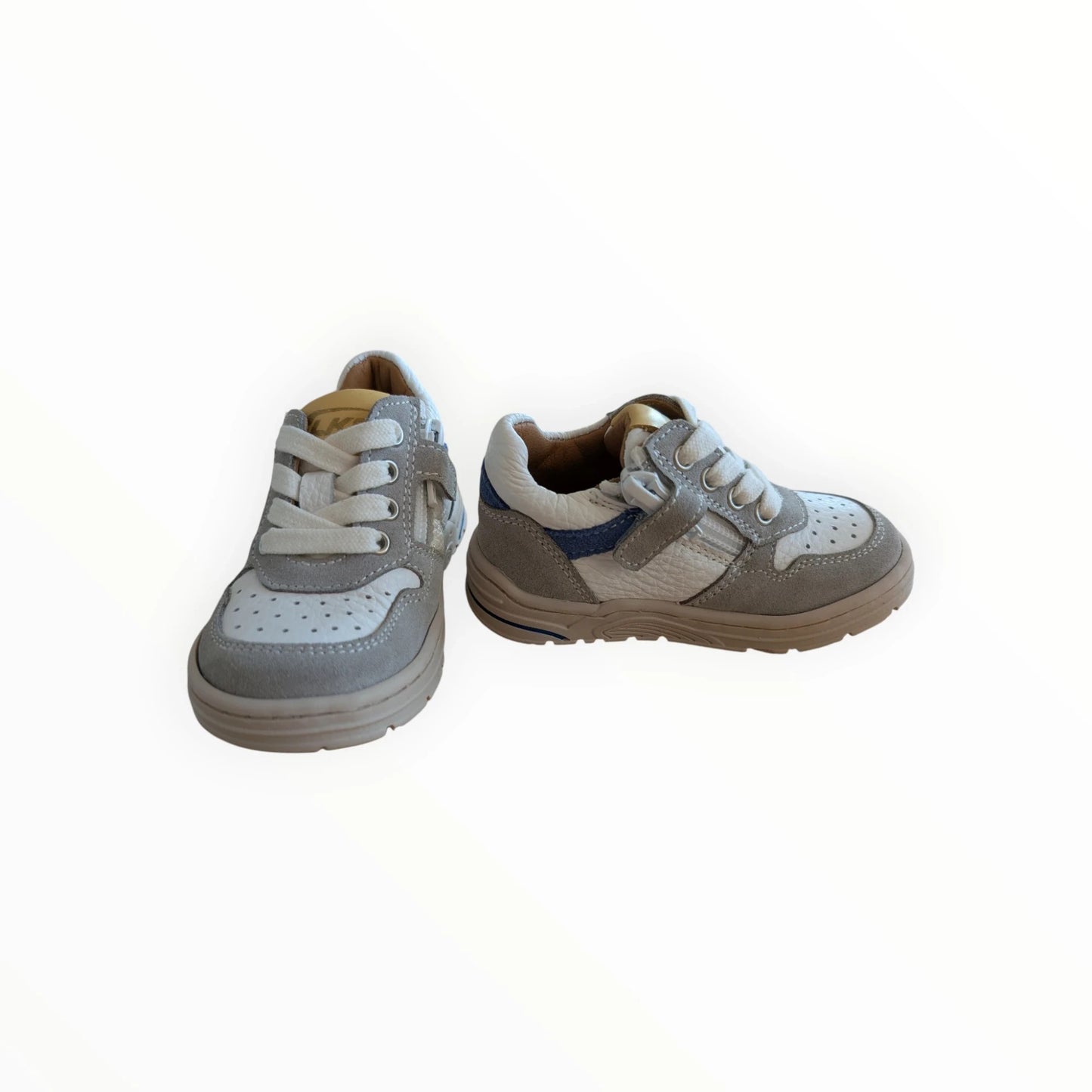 Pierrot Outlet kindersneakers van leer en suède in grijs met blauw accent en vetersluiting.