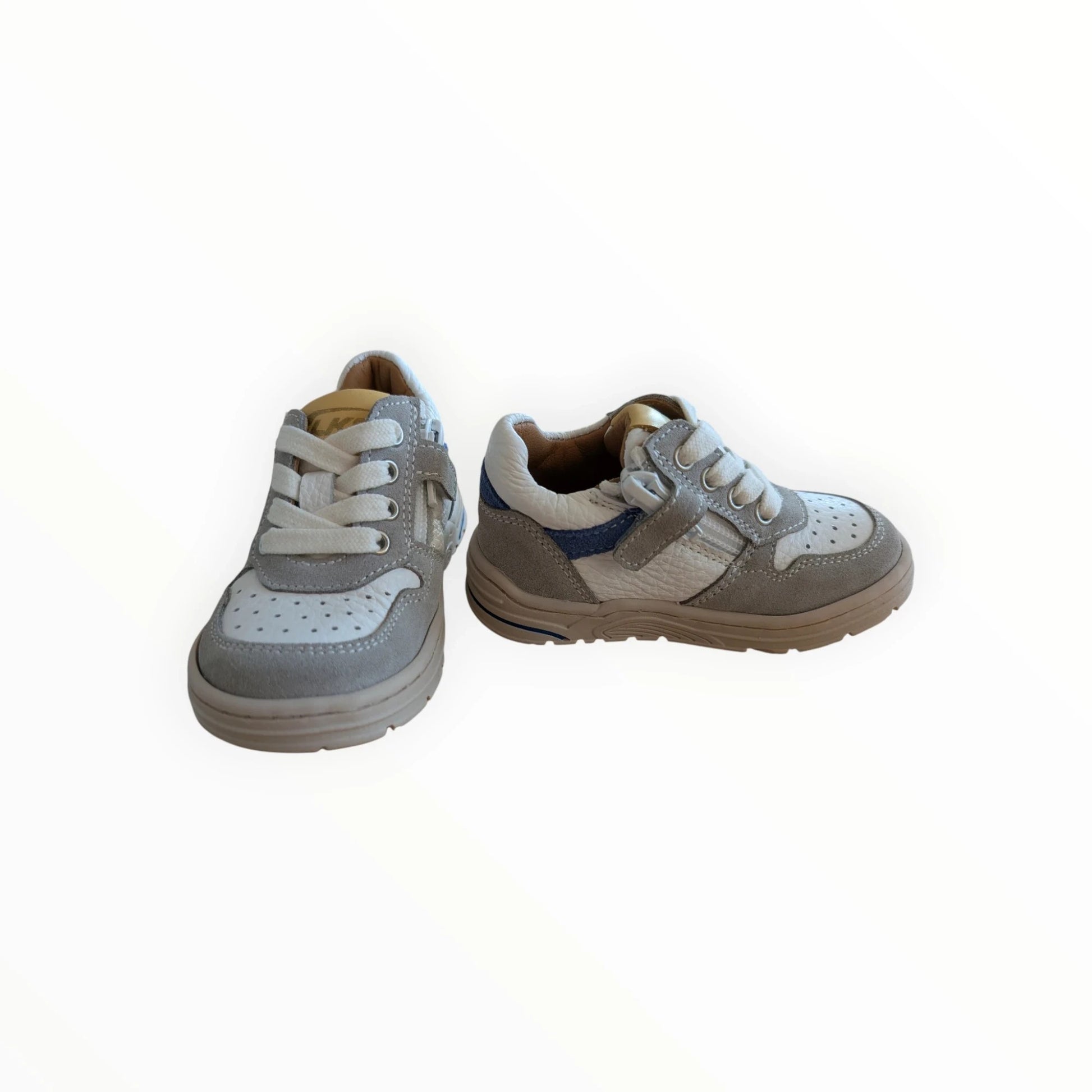 Pierrot Outlet kindersneakers van leer en suède in grijs met blauw accent en vetersluiting.