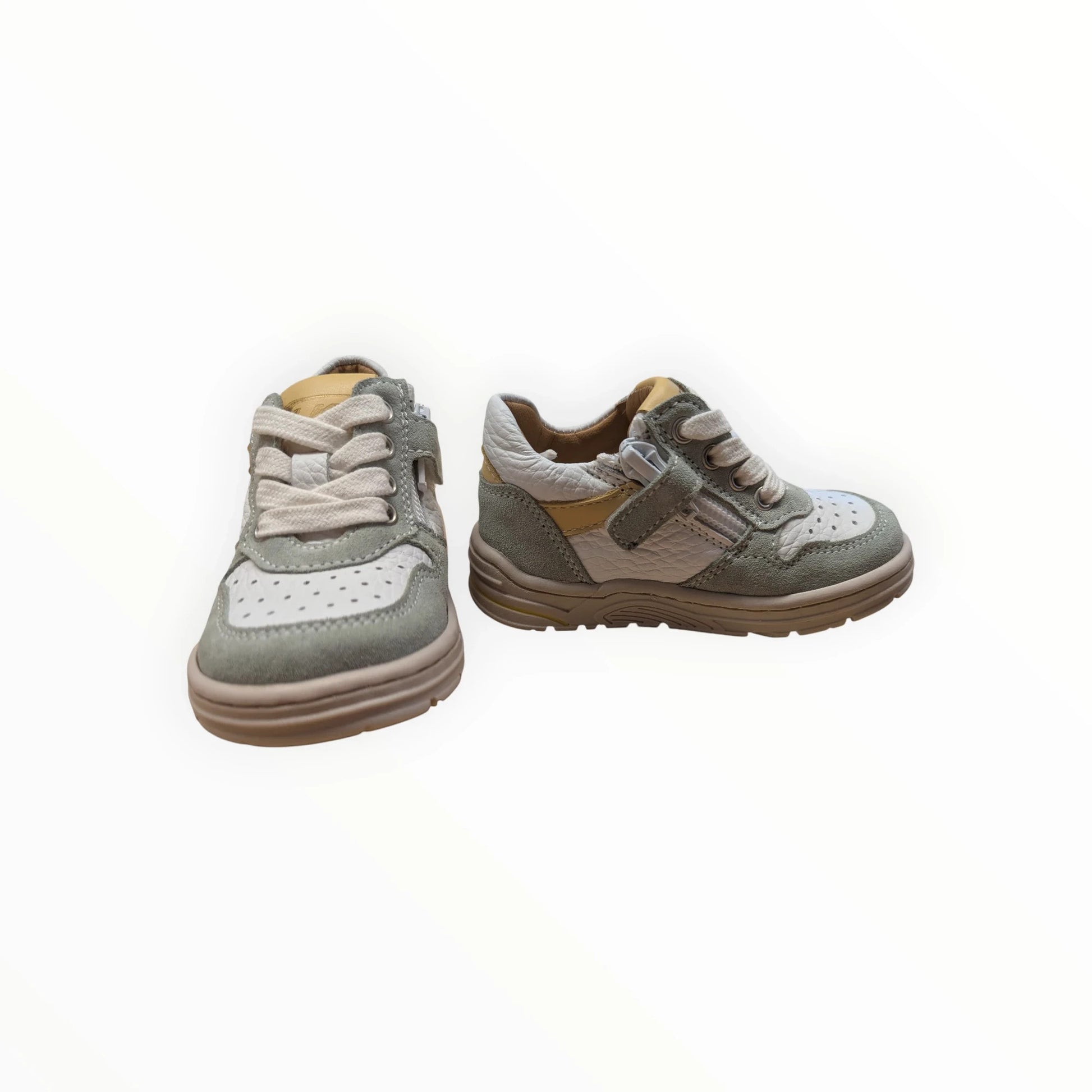 Pierrot Outlet grijze, witte en gele leren en suède kindersneakers met veters en rits. Perforaties op de neus.