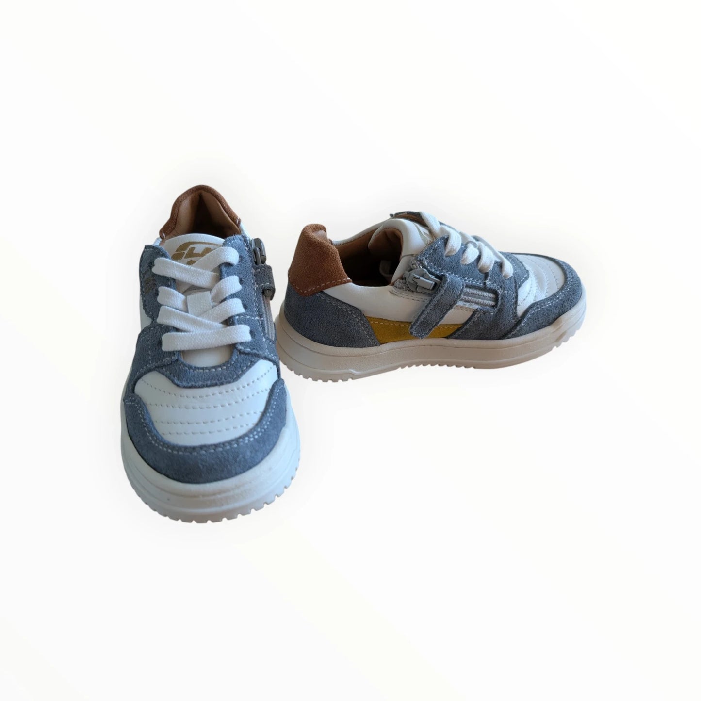 Pierrot Outlet kindersneakers van suède en leer in grijs, wit, bruin en geel met veters en rits.