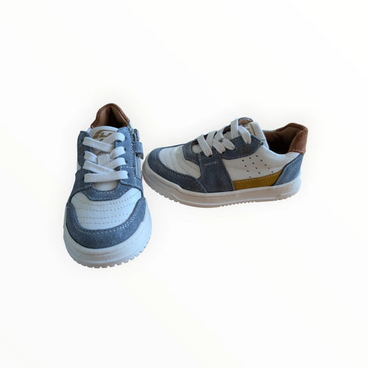 Pierrot Outlet kindersneakers van suède en leer in grijs, wit en bruin met gele accenten en rits.