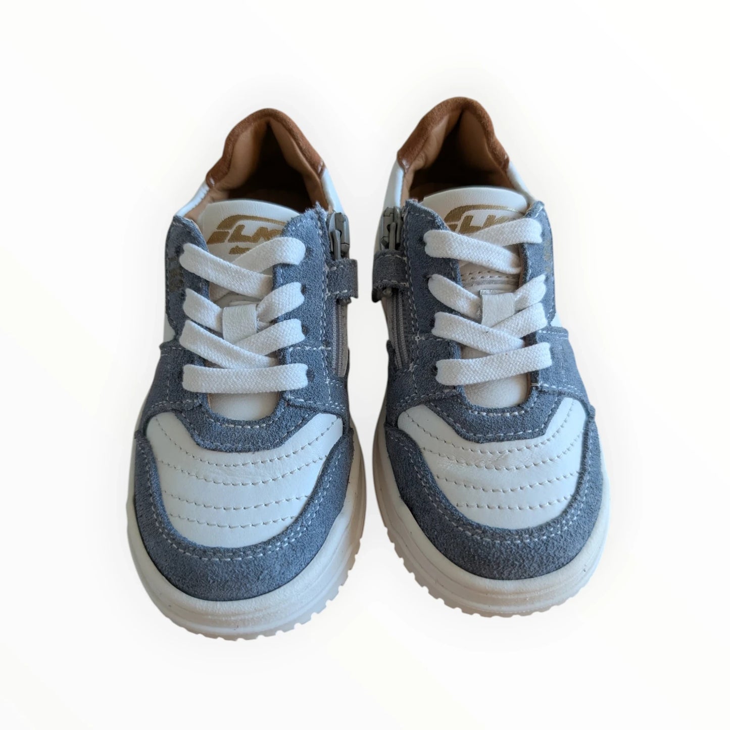 Pierrot Outlet kindersneakers van grijs suède en wit leer met veters en rits. Bruine details.