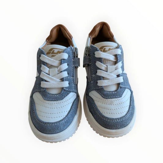 Pierrot Outlet kindersneakers van grijs suède en wit leer met veters en rits. Bruine details.