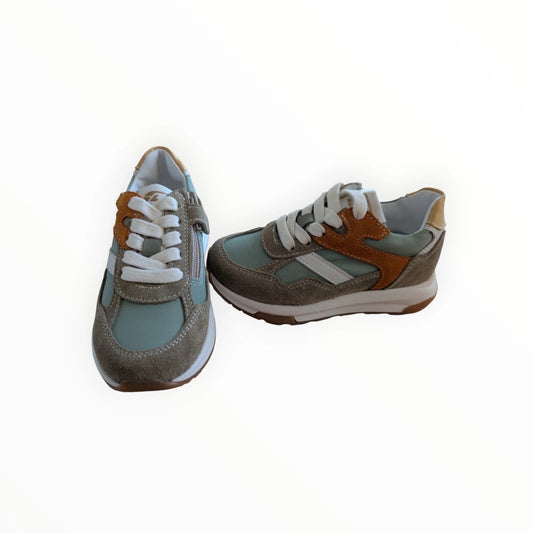 Pierrot Outlet kindersneakers in groen en bruin suède/textiel met rits en veters. Comfortabele en stijlvolle schoenen.